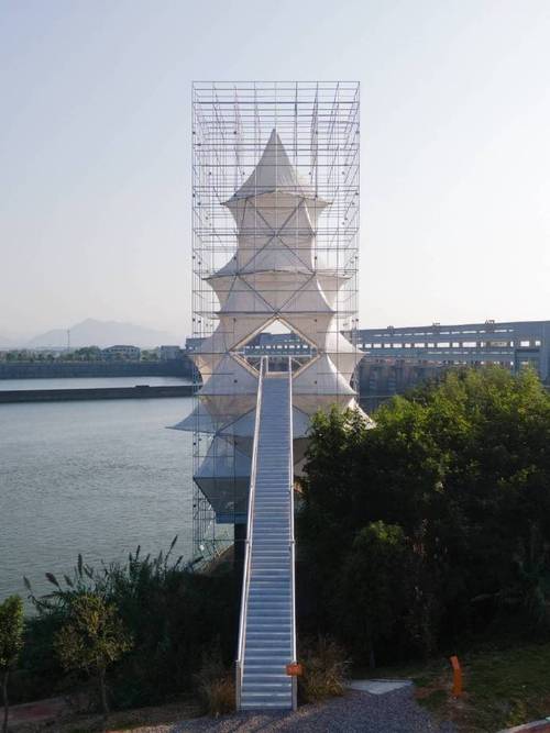 这座结合观景塔和水闸管理用房的地标性建筑,以其独特的设计语言,展现